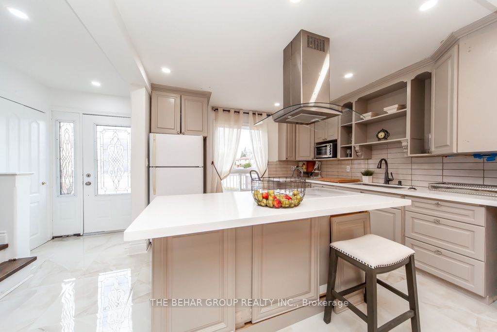 16 Campbell Crt E