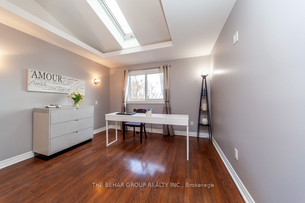 16 Campbell Crt E