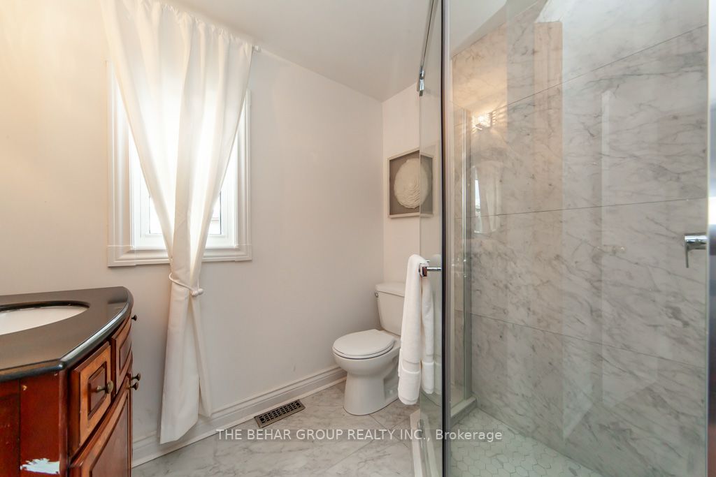 16 Campbell Crt E