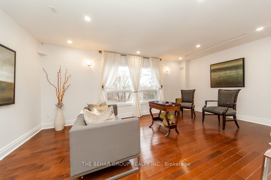 16 Campbell Crt E