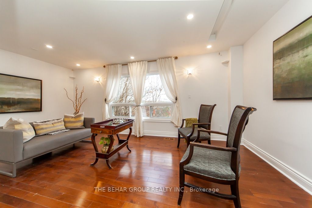 16 Campbell Crt E