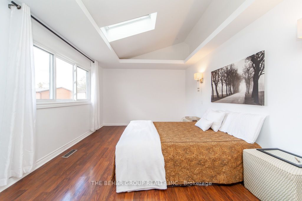 16 Campbell Crt E