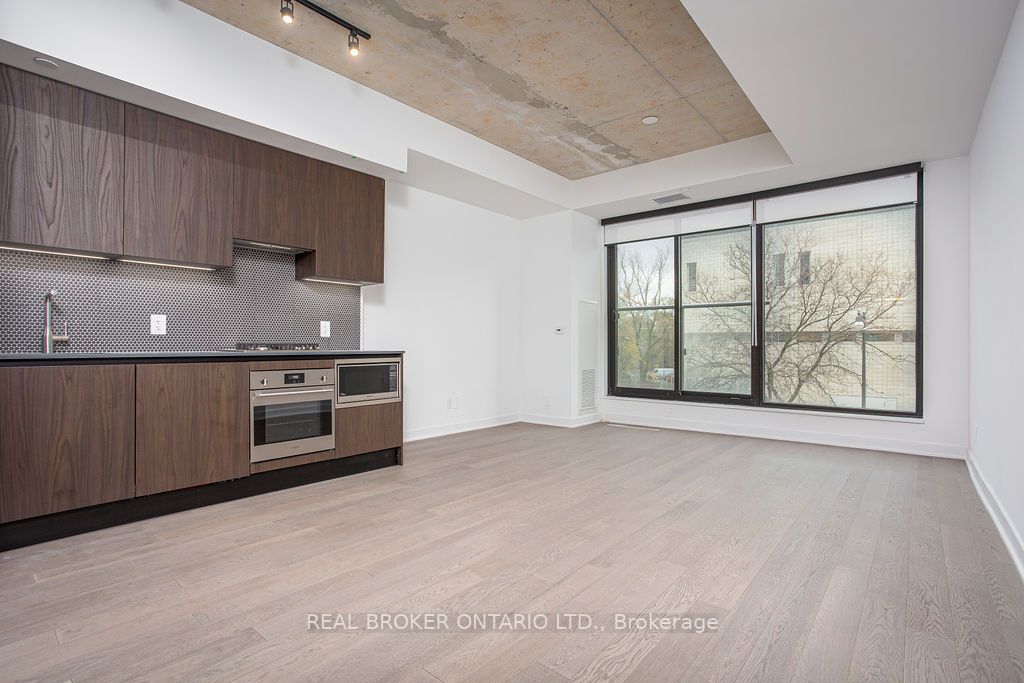 2720 Dundas St W, #206