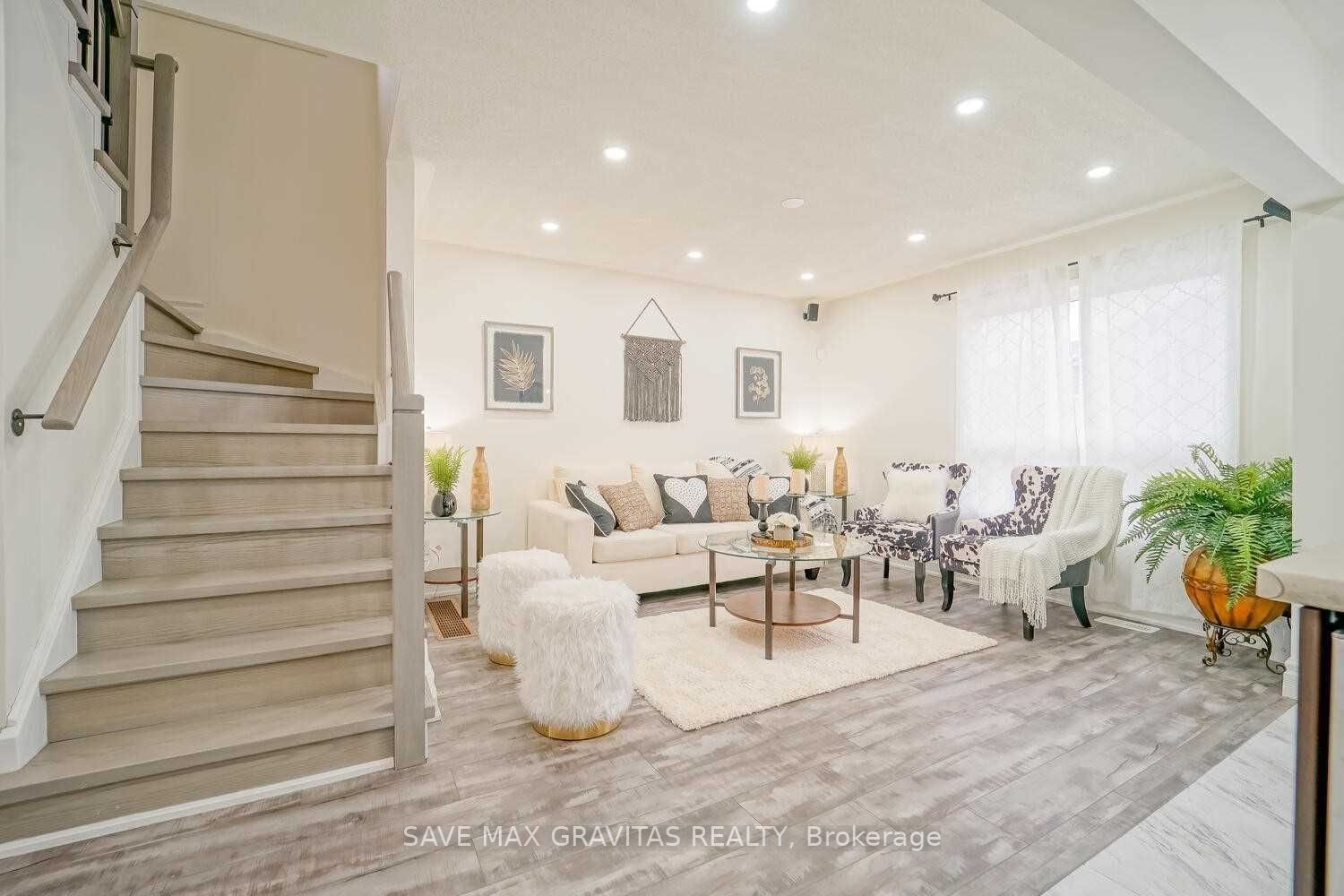 10 Thornbush Blvd W