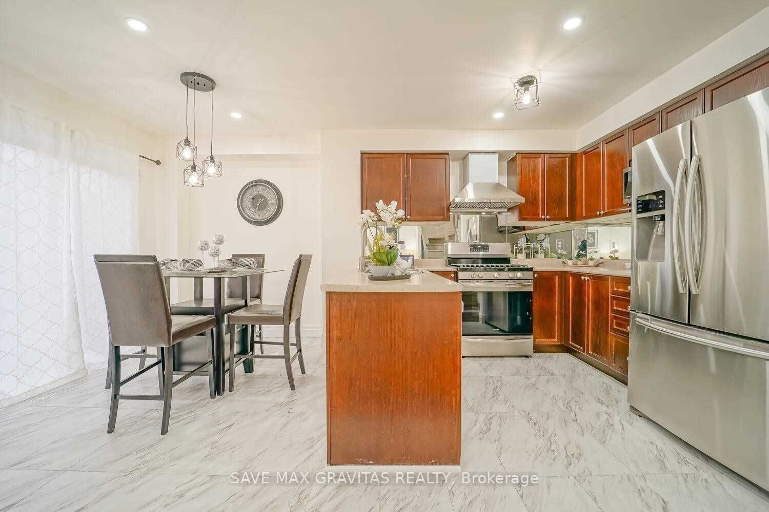 10 Thornbush Blvd W
