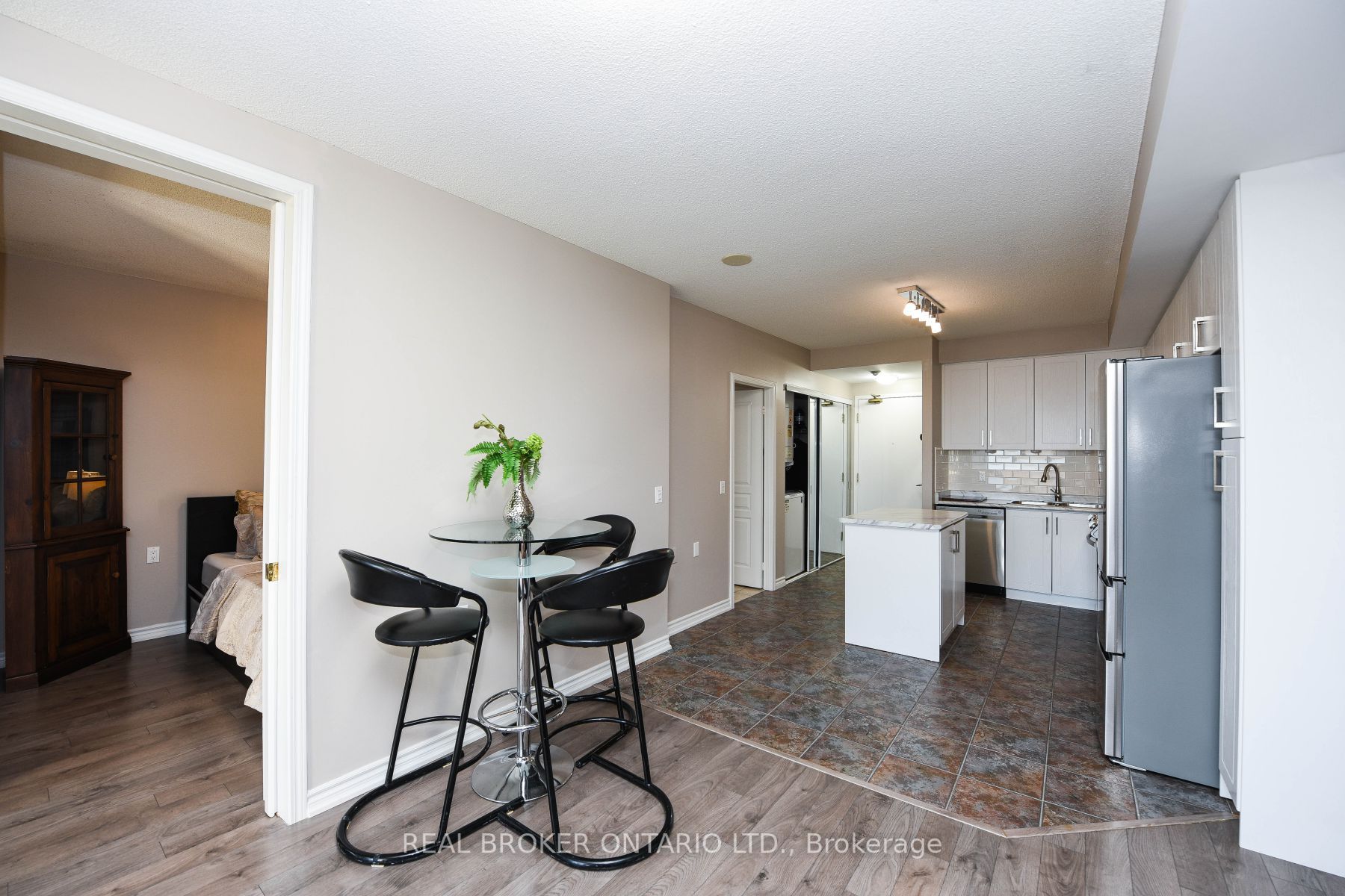 200 Burnhamthrope Rd E, #607