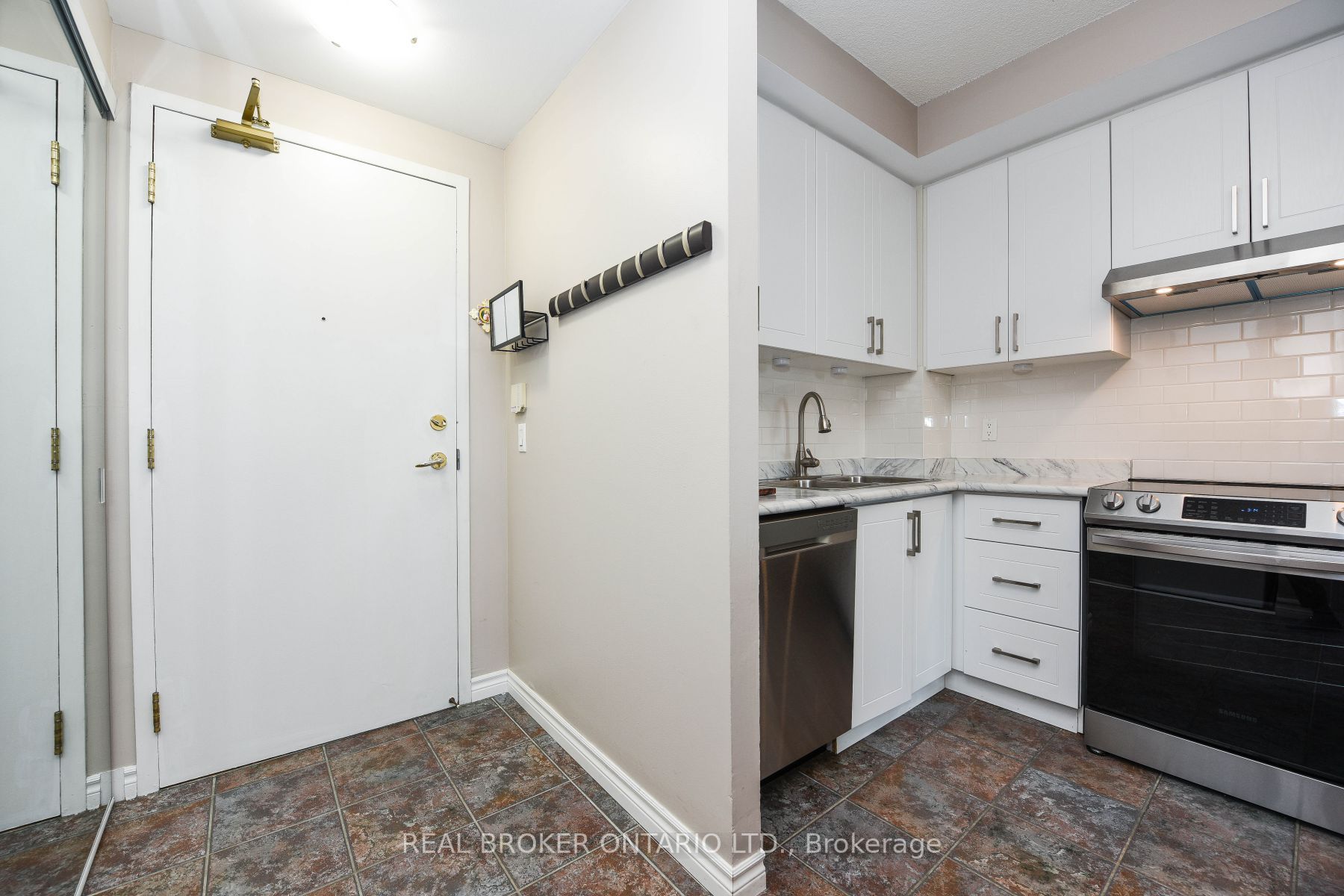 200 Burnhamthrope Rd E, #607