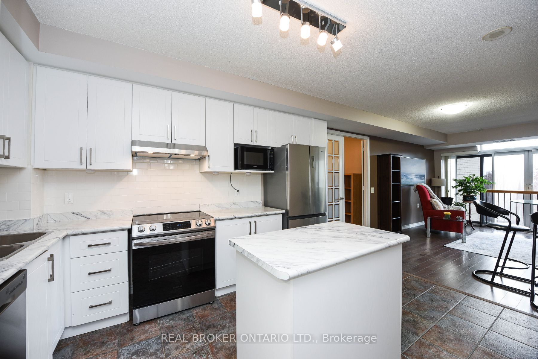 200 Burnhamthrope Rd E, #607
