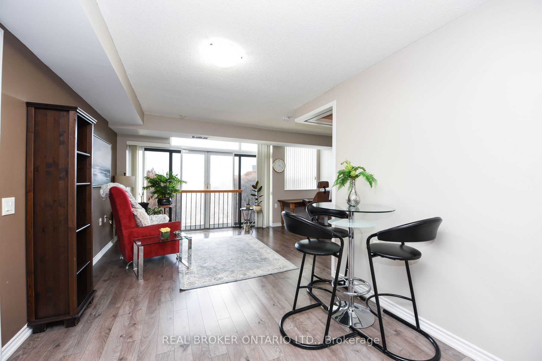 200 Burnhamthrope Rd E, #607