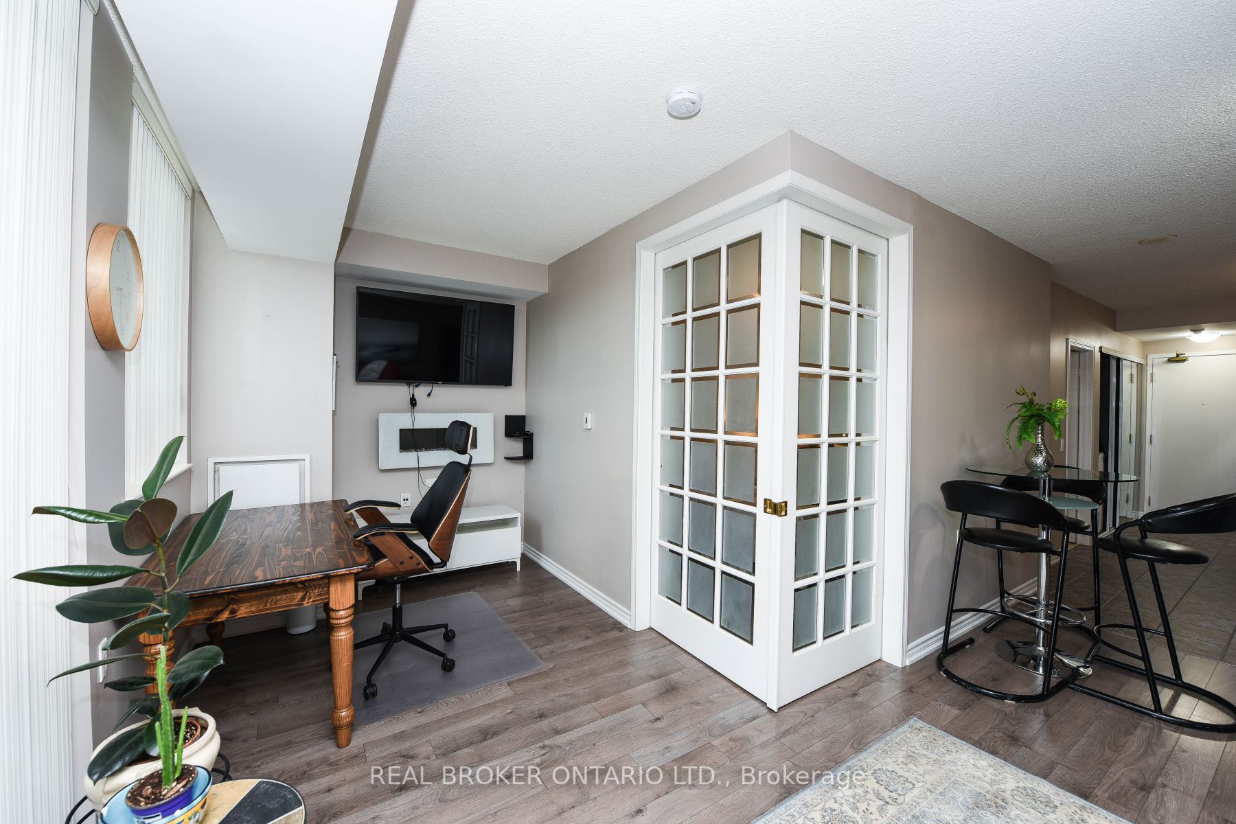 200 Burnhamthrope Rd E, #607
