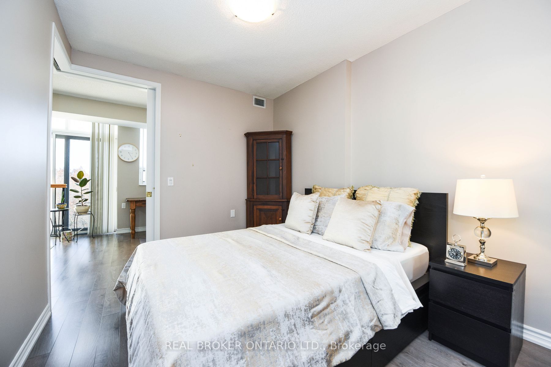 200 Burnhamthrope Rd E, #607