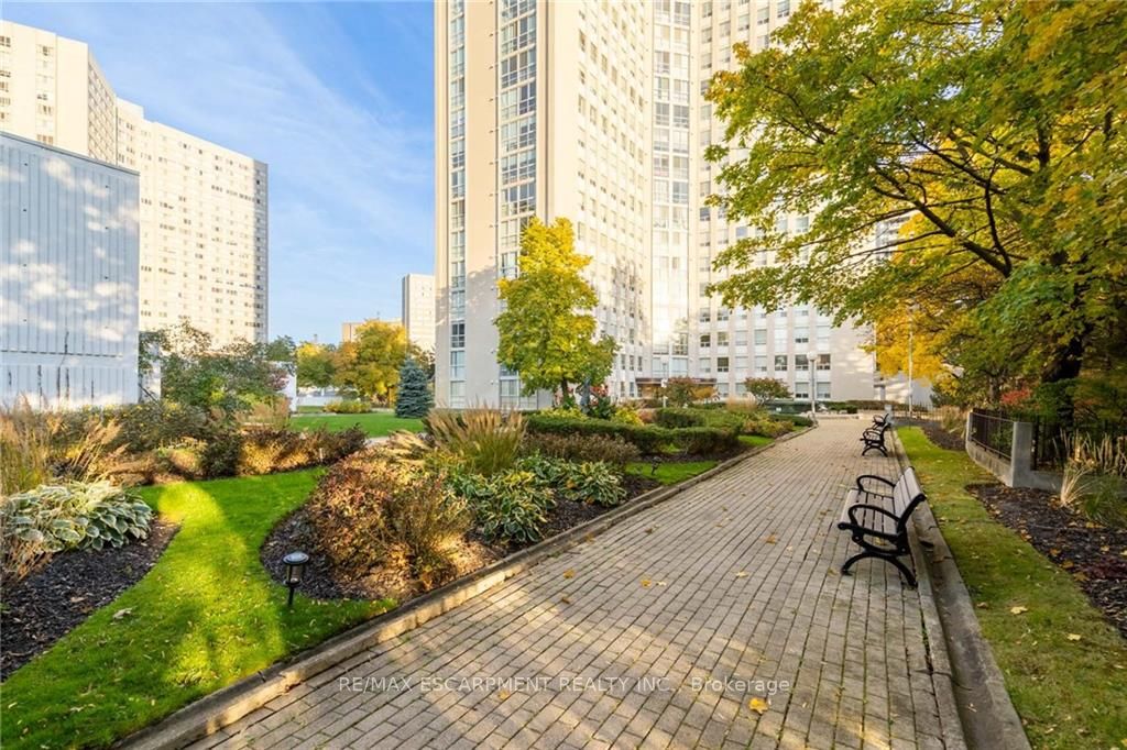3650 Kaneff Cres, #2106