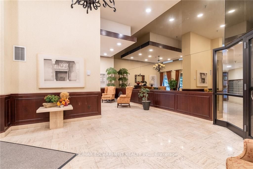 3650 Kaneff Cres, #2106