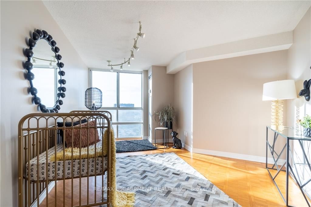 3650 Kaneff Cres, #2106