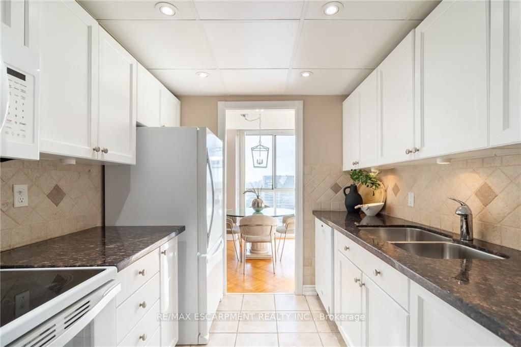 3650 Kaneff Cres, #2106