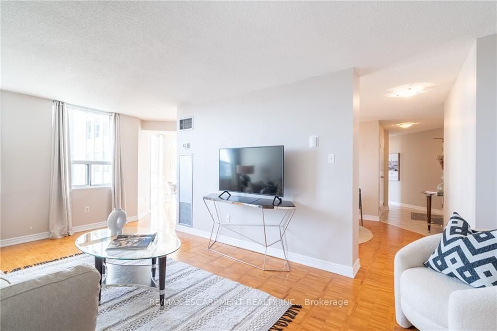 3650 Kaneff Cres, #2106