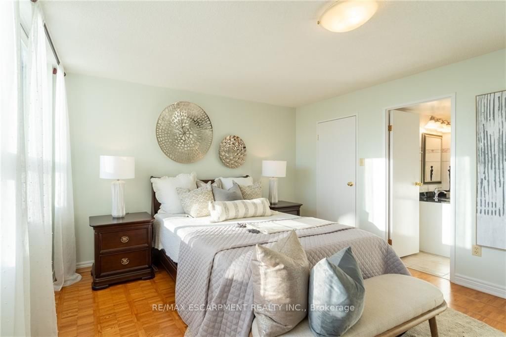 3650 Kaneff Cres, #2106