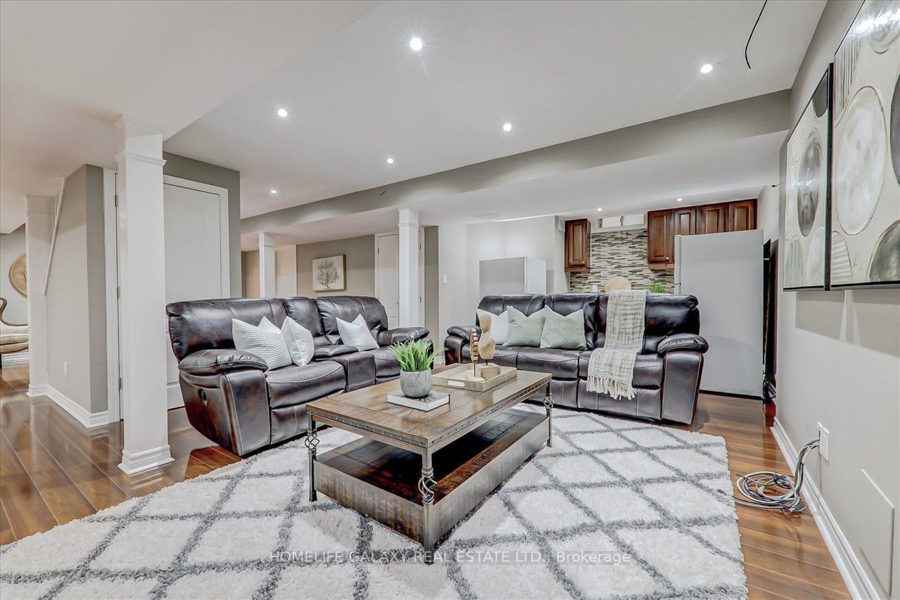 12 Woodcreek Dr