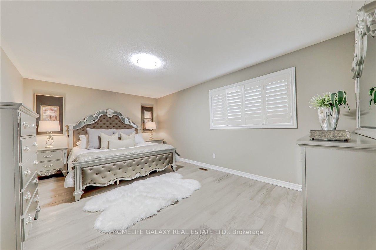 12 Woodcreek Dr
