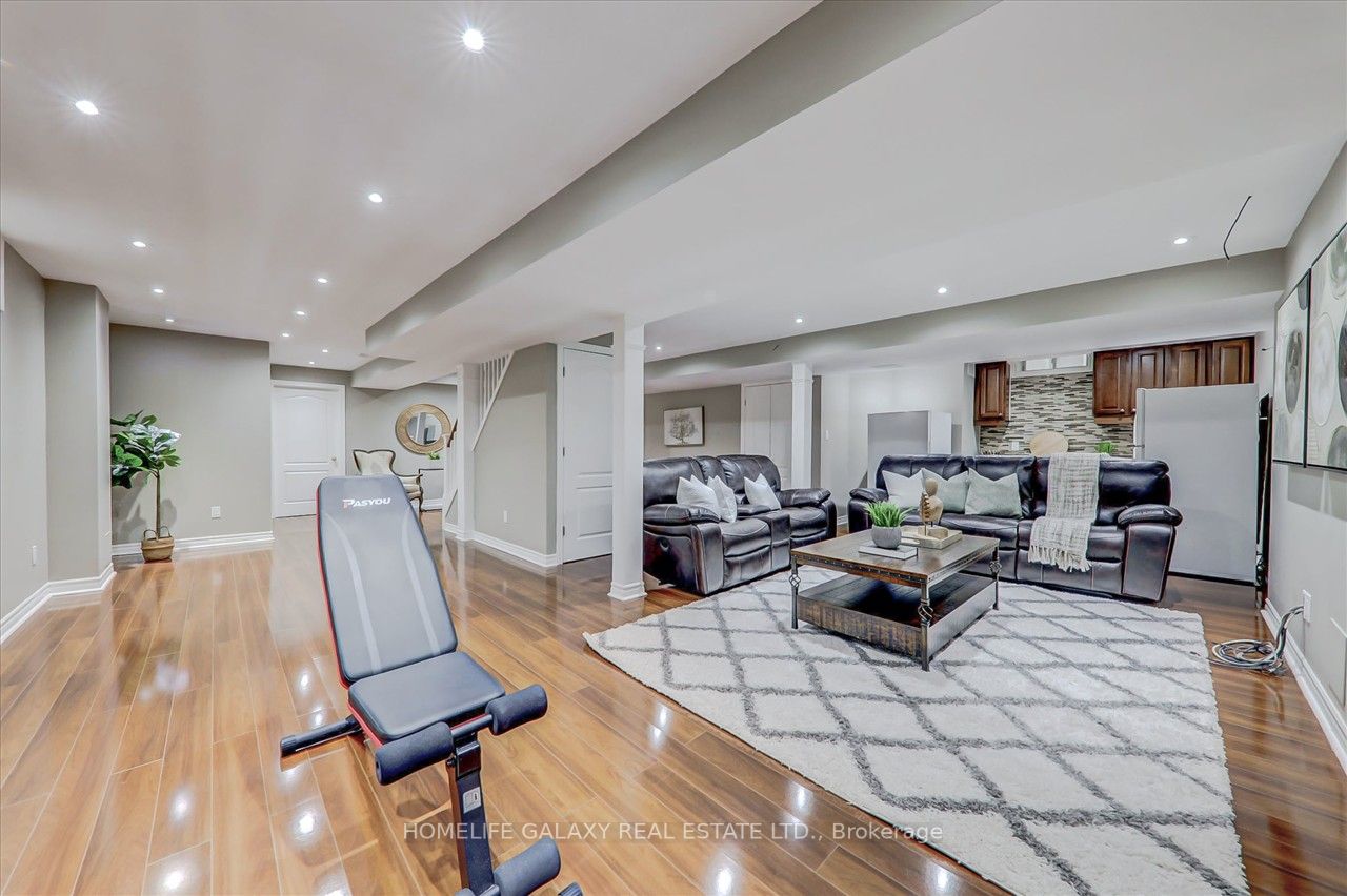 12 Woodcreek Dr