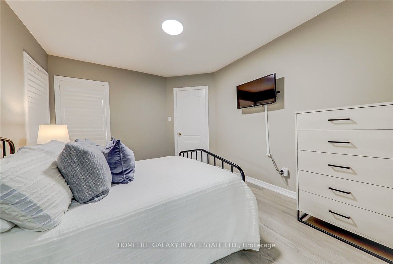12 Woodcreek Dr