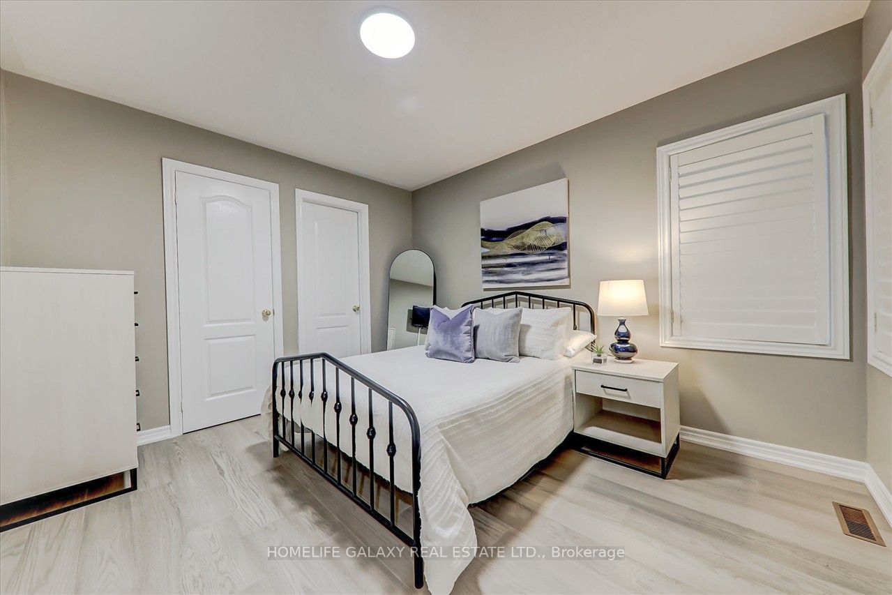 12 Woodcreek Dr