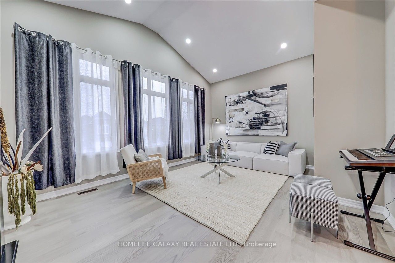 12 Woodcreek Dr