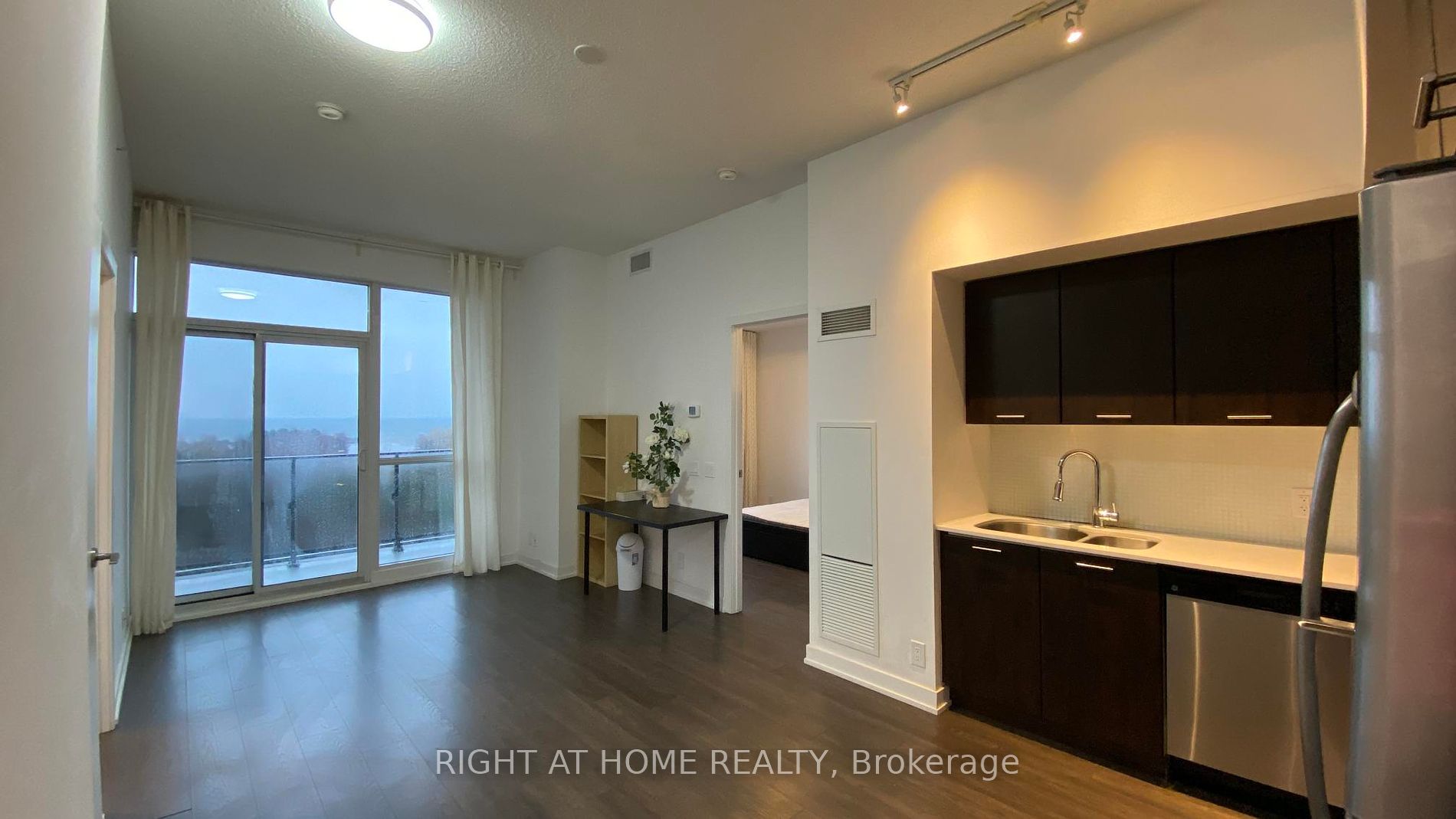 2200 Lake Shore Blvd W, #822