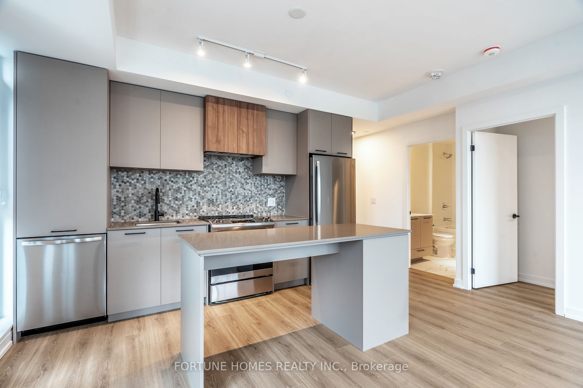 10 Lagerfeld Dr, #404