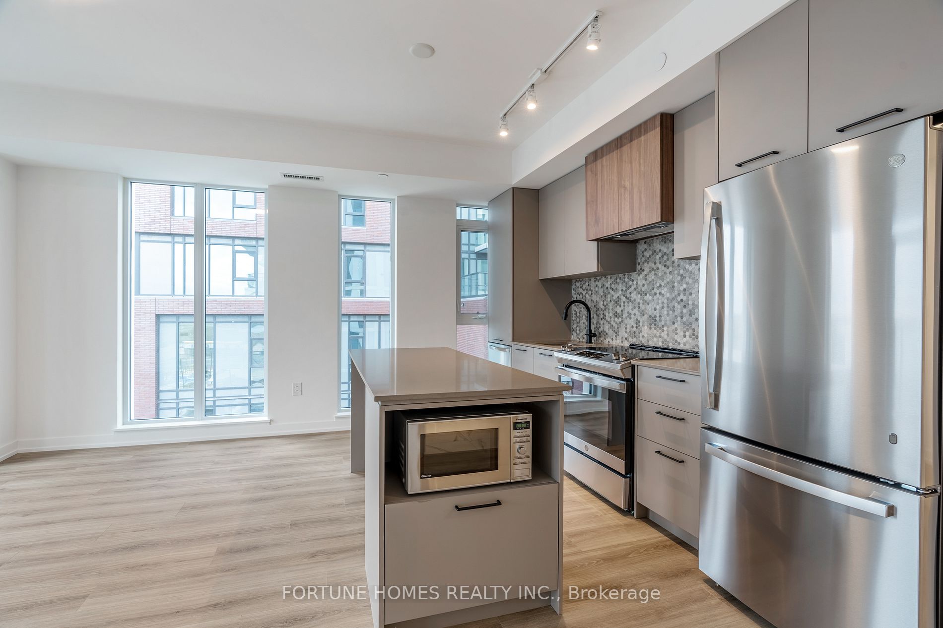 10 Lagerfeld Dr, #404