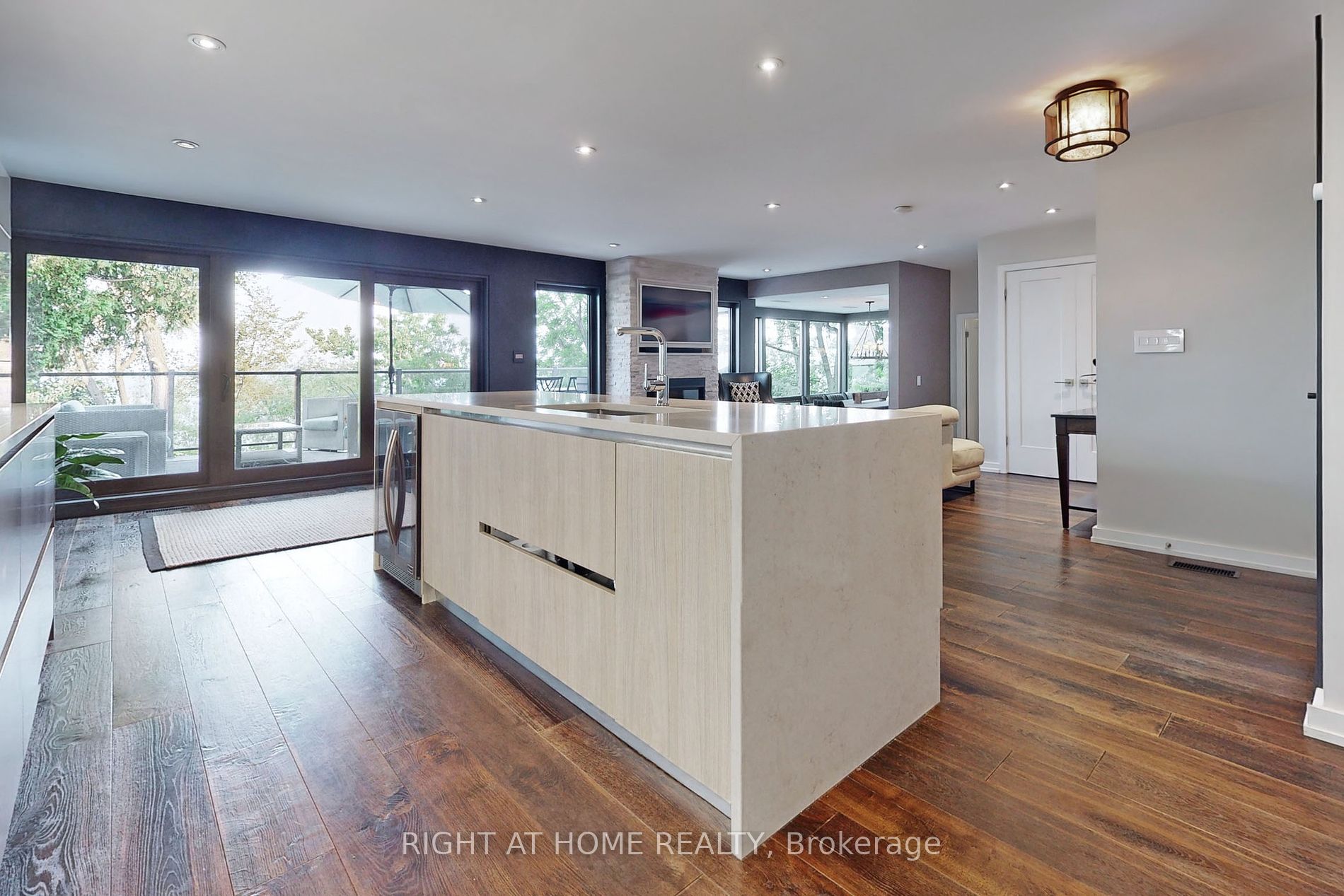 868 Danforth Pl