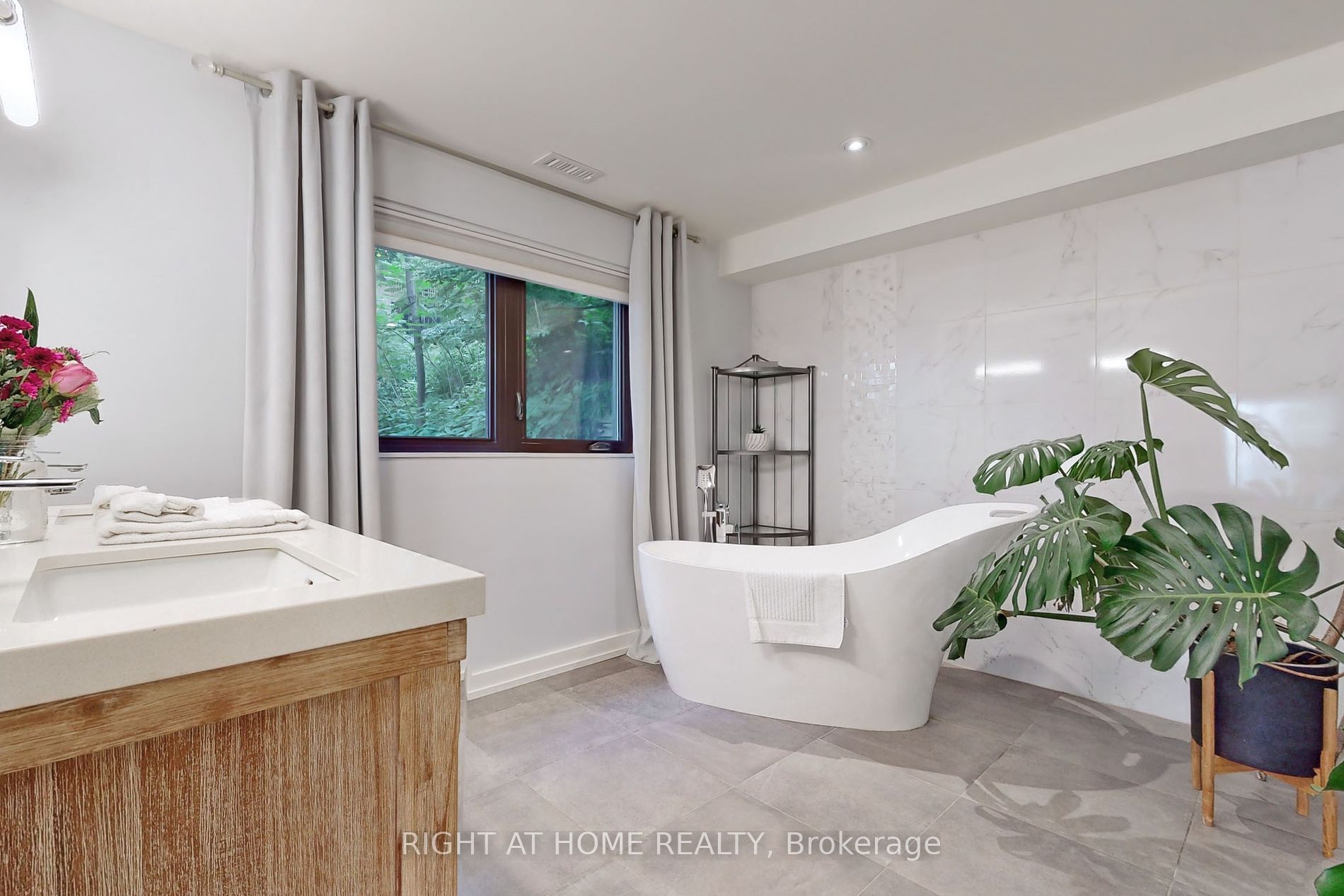 868 Danforth Pl