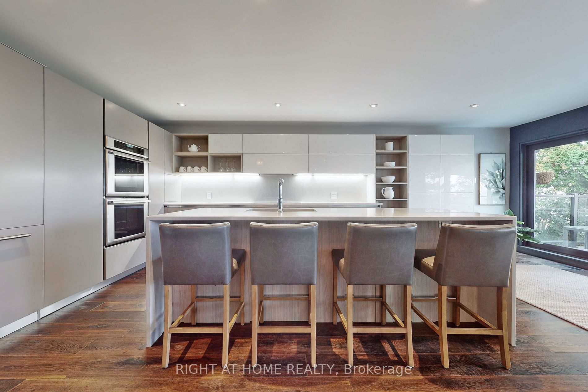 868 Danforth Pl