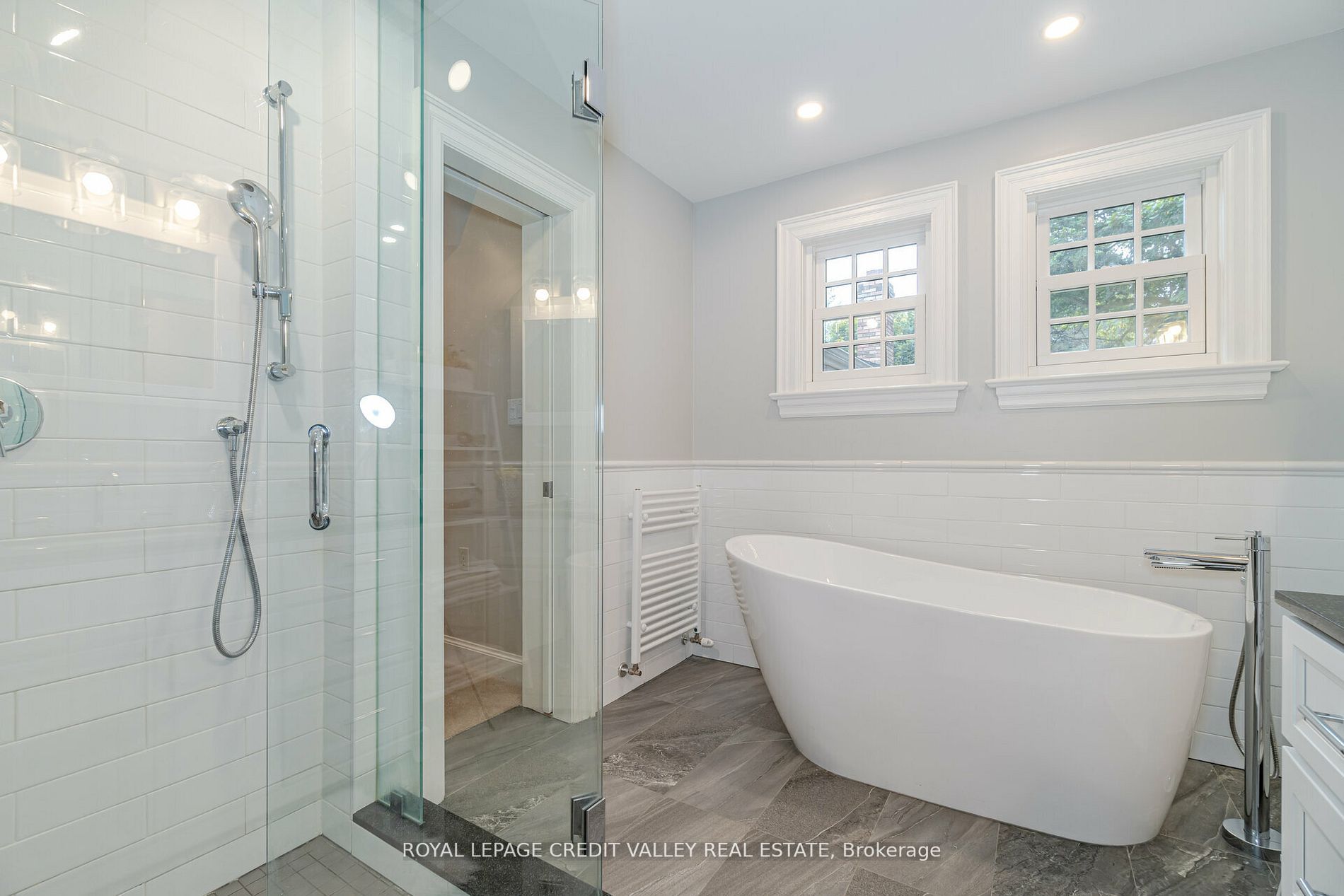 123 Elizabeth St S
