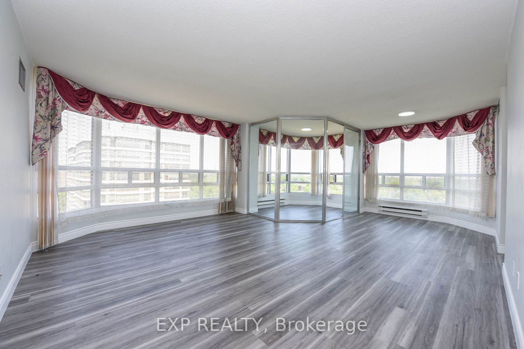 320 Mill St S, #910