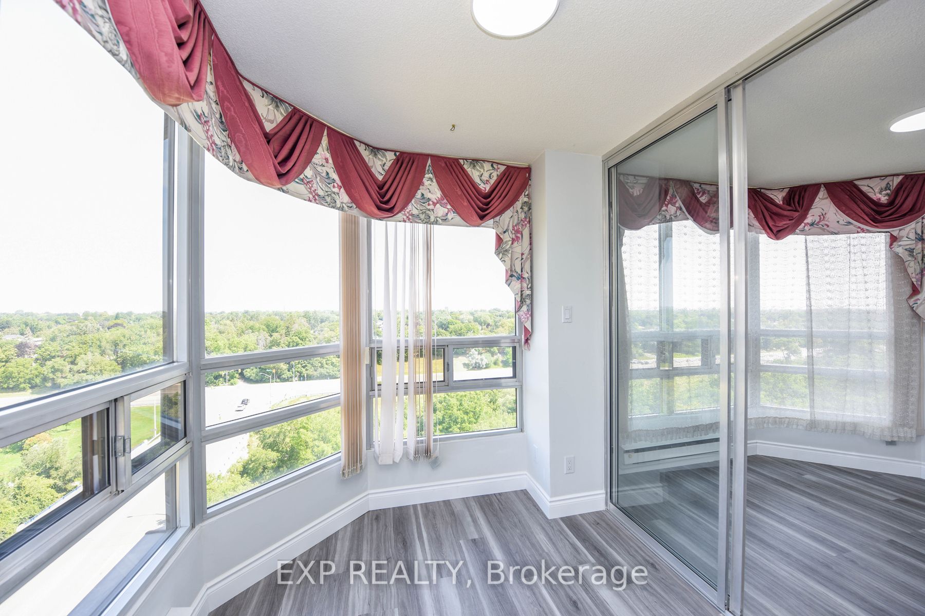 320 Mill St S, #910