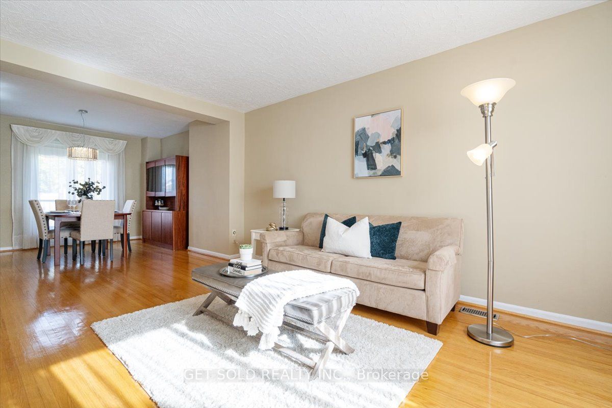 34 Lakeland Dr