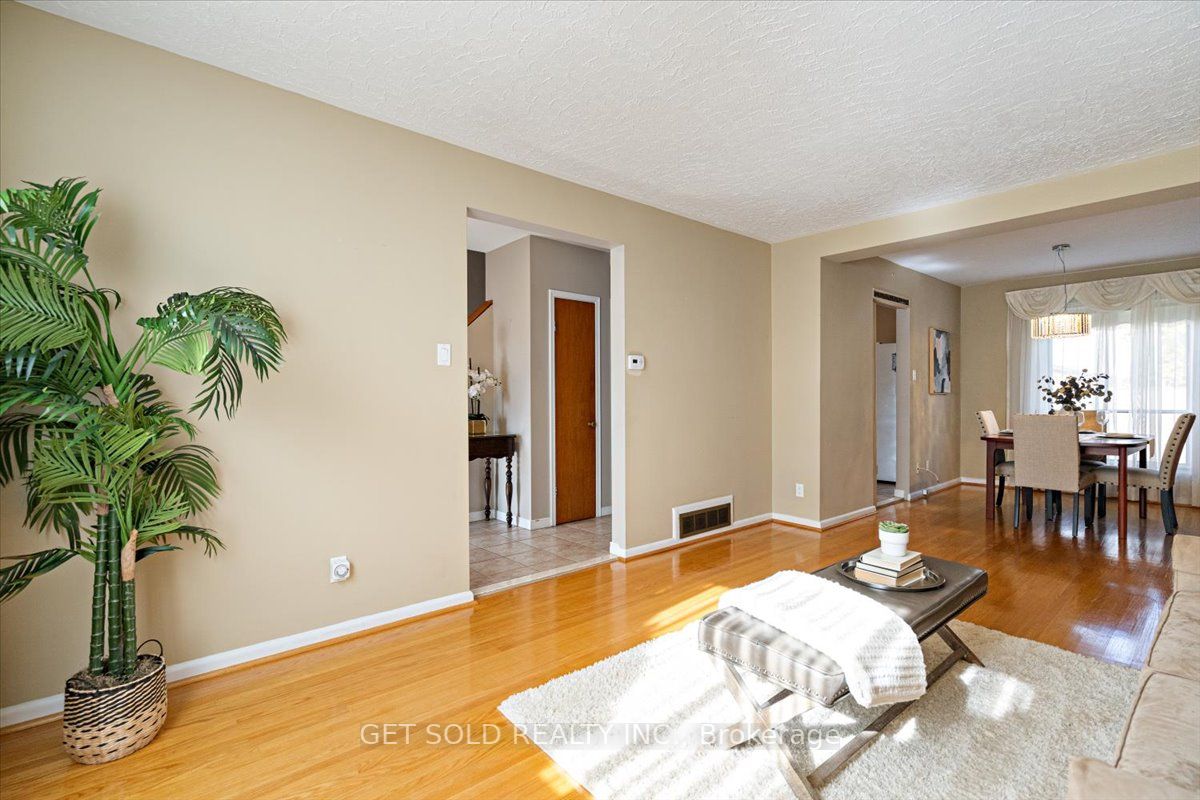 34 Lakeland Dr