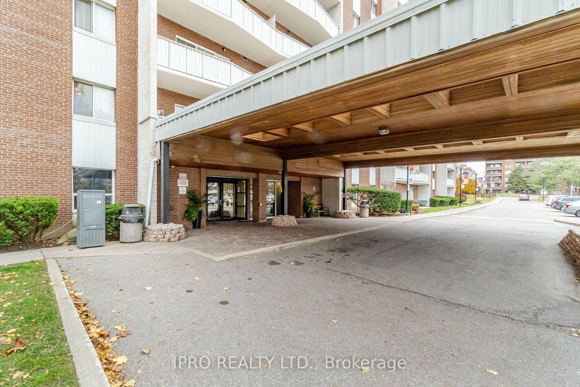 1660 Bloor St, #215