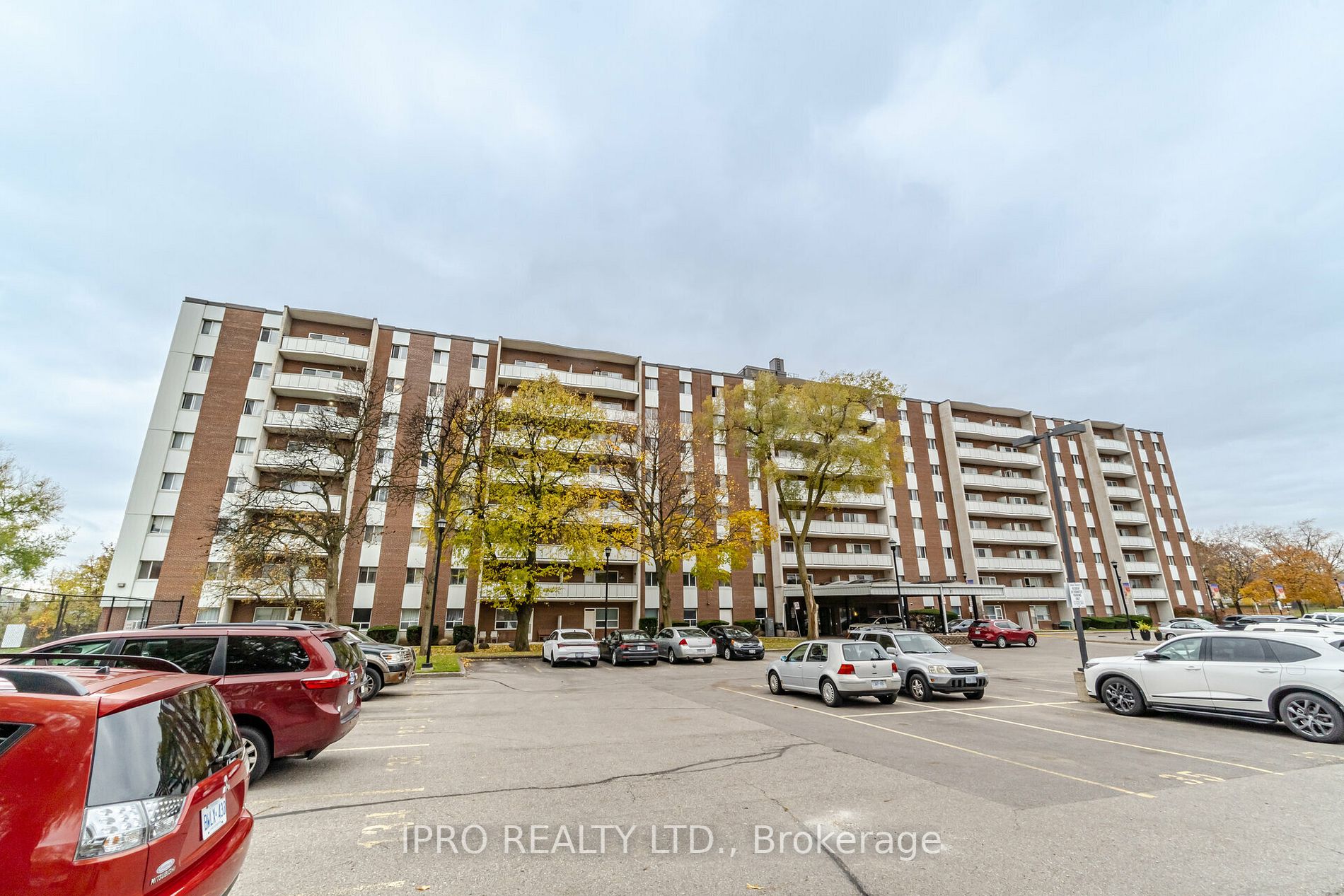 1660 Bloor St, #215