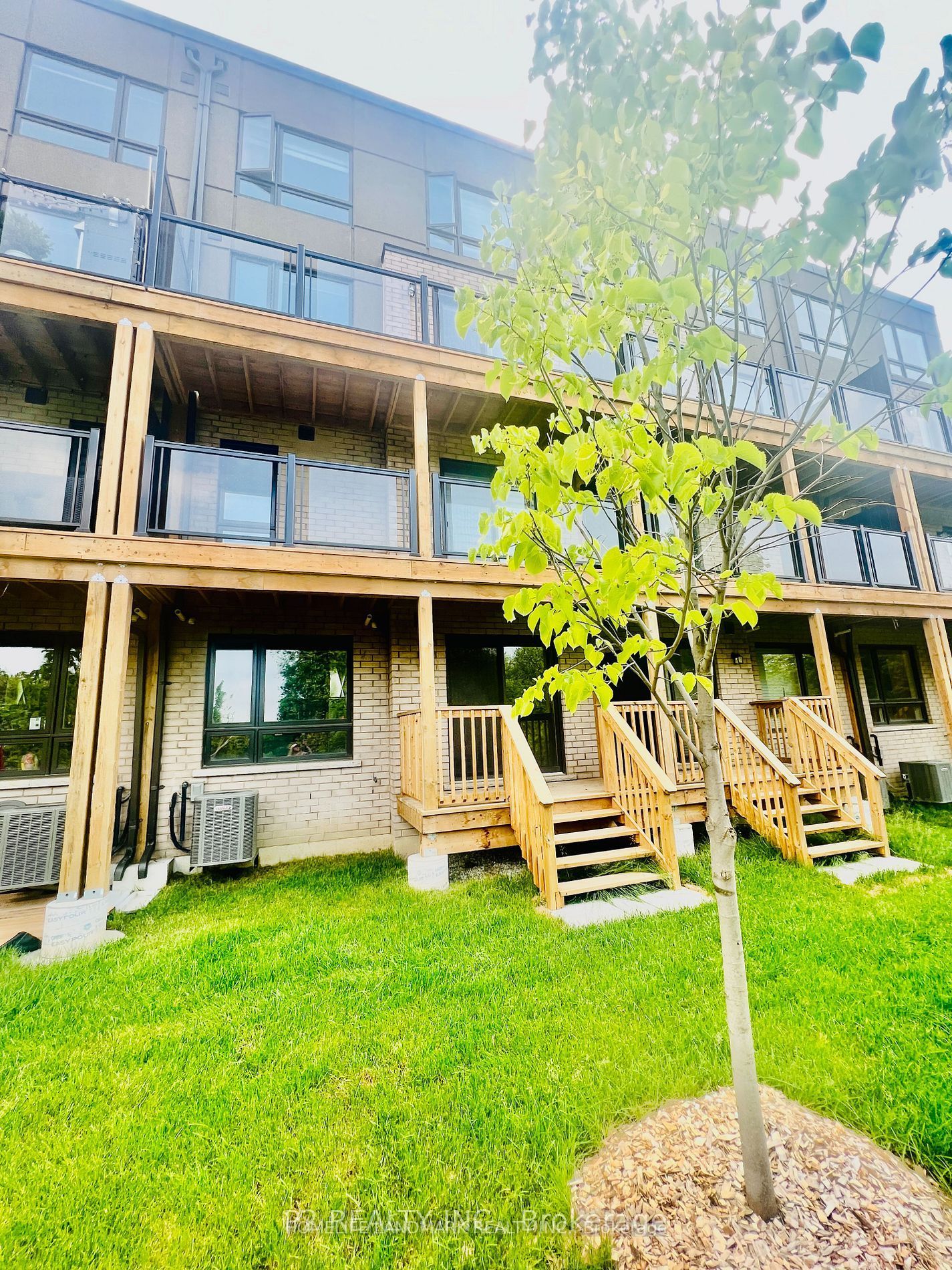 19 Woodstream Dr