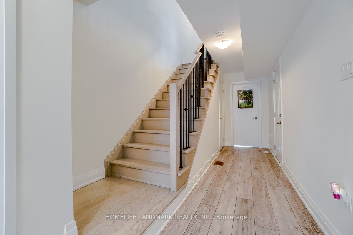 19 Woodstream Dr