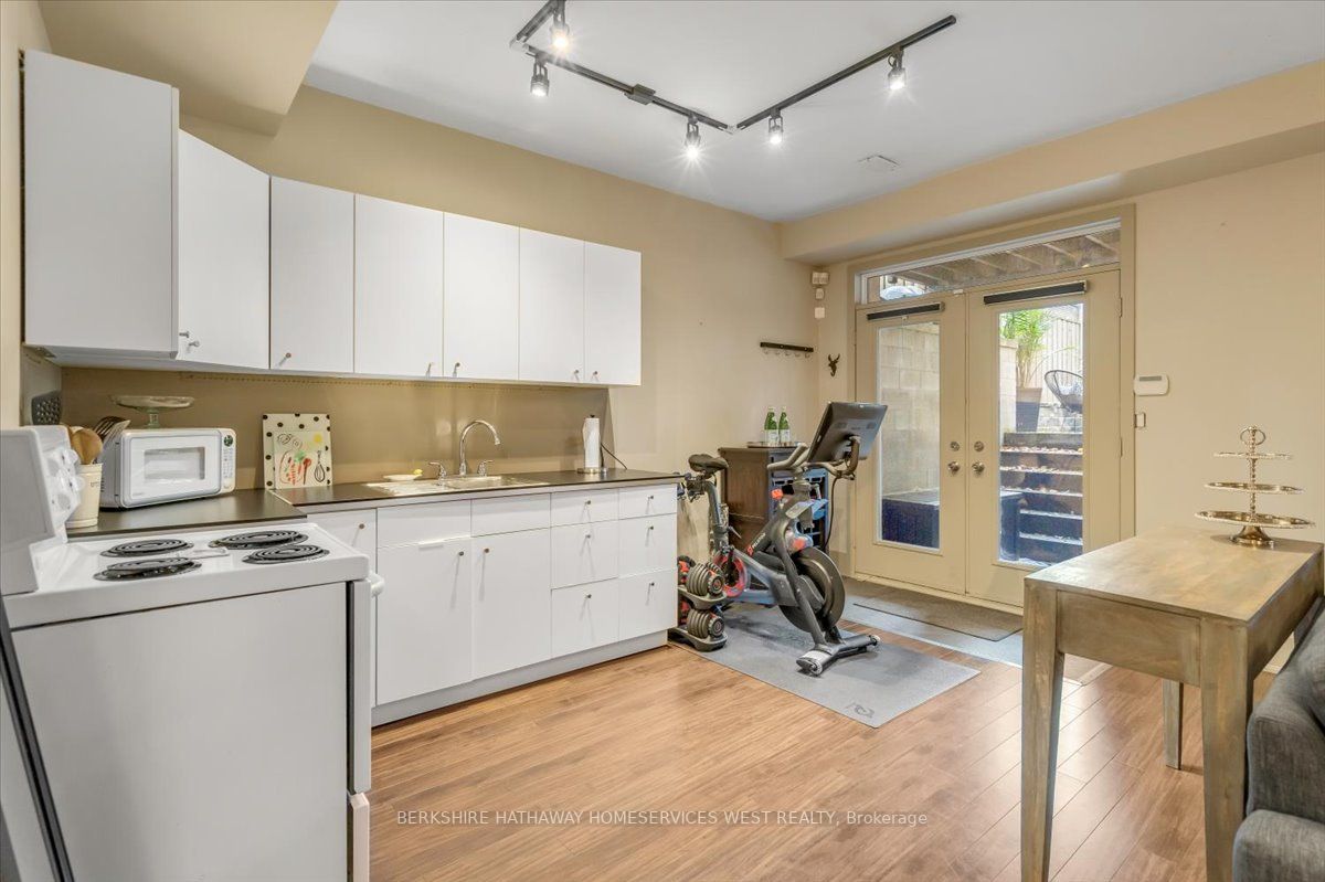71 Guthrie Ave