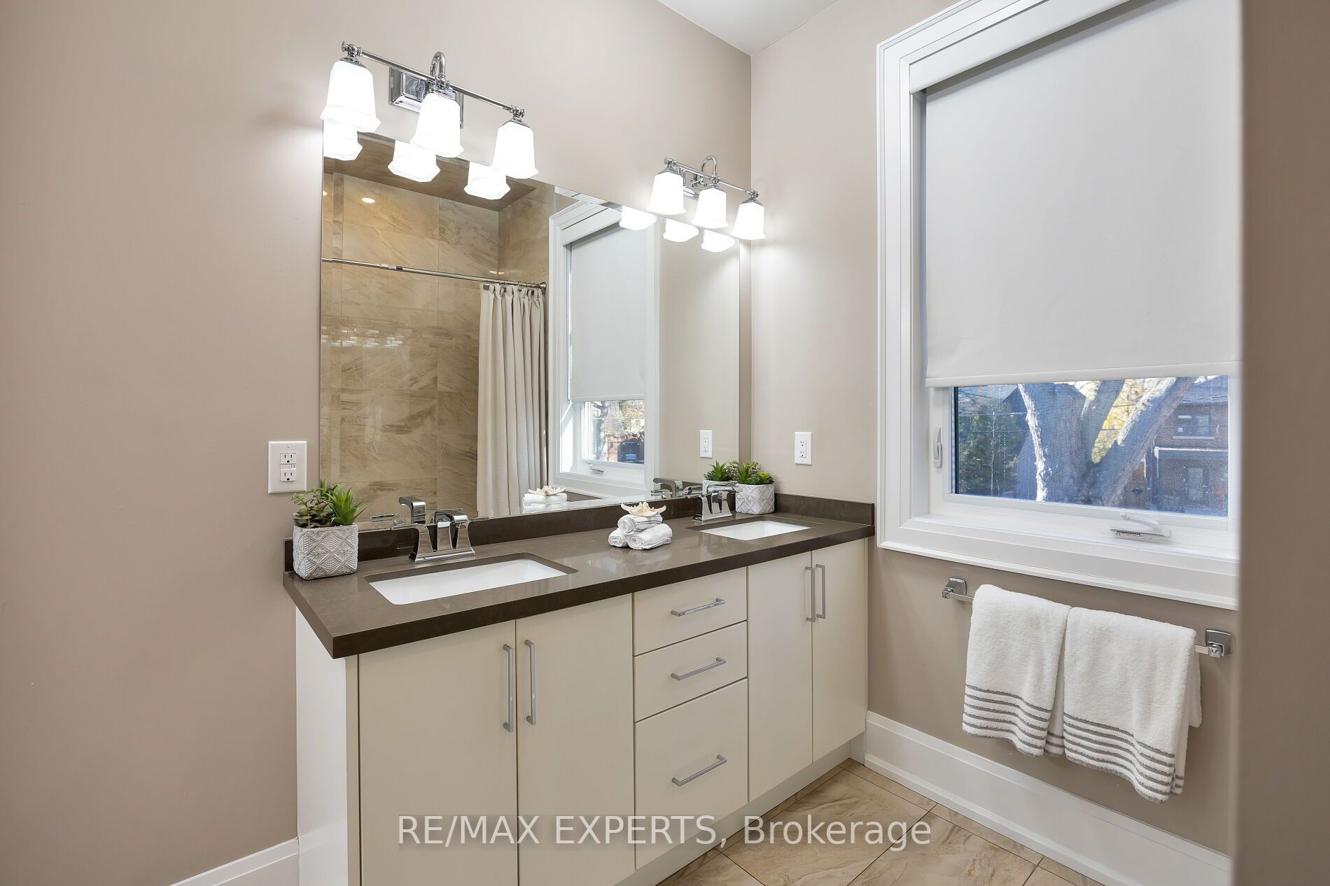 5 Dartmouth Cres