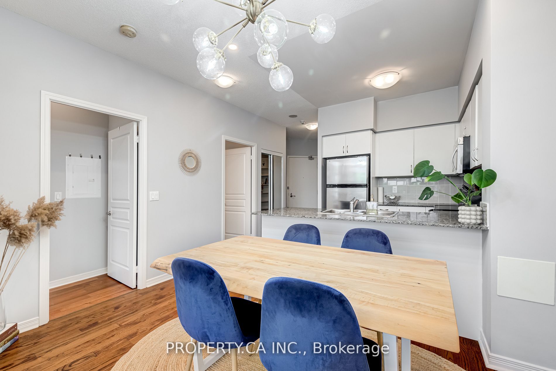 2230 Lake Shore Blvd W, #204