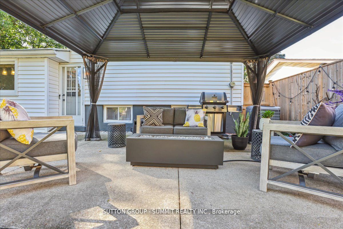 545 Parkside Cres
