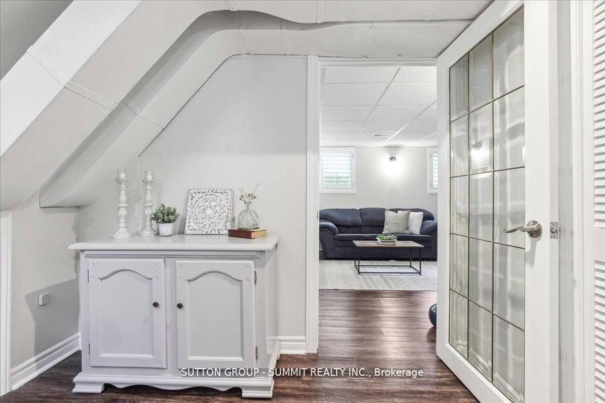 545 Parkside Cres
