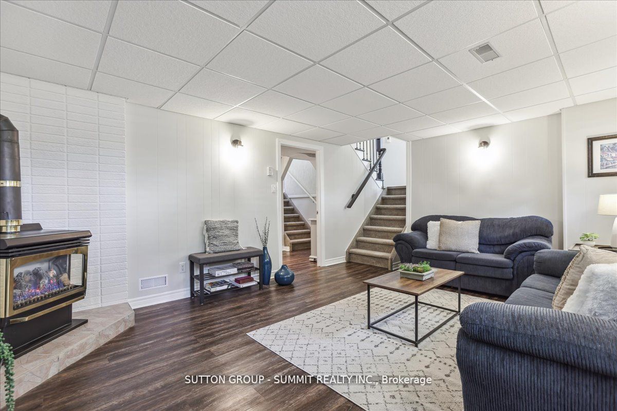 545 Parkside Cres