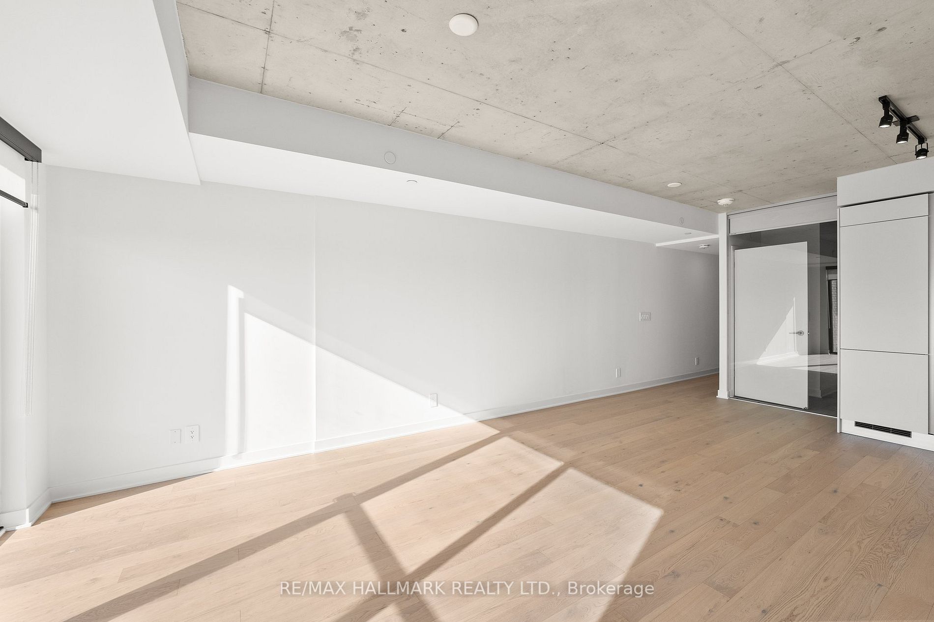 2720 Dundas St W, #324