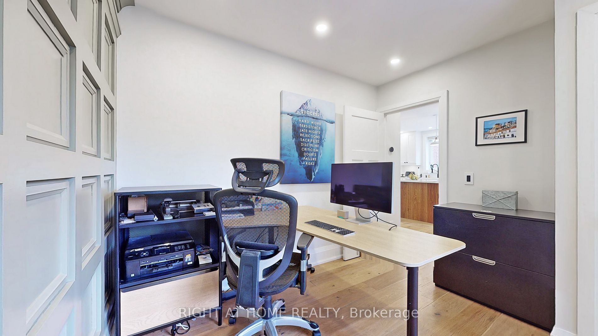 35 Lippincott St W